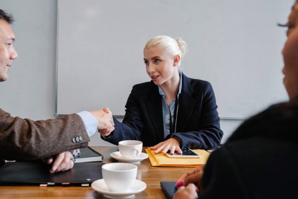 Gérer les conflits au bureau : 7 stratégies qui fonctionnent